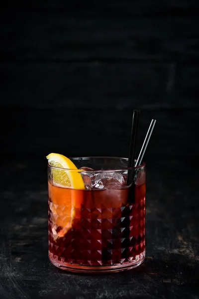 Negroni Cóctel Alcohólico Sobre Fondo Madera Vista Superior Espacio Libre — Foto de Stock