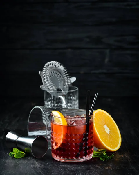 Negroni Cóctel Alcohólico Sobre Fondo Madera Vista Superior Espacio Libre — Foto de Stock