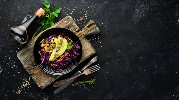 Salade Van Paarse Kool Wortelen Avocado Pompoenpitten Bovenaanzicht Een Witte — Stockfoto