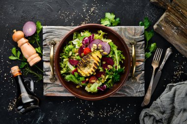 Salata. Marul, pancar, avokado ve Kabak tohumları. Üst görünüm. Siyah bir arka planda. Ücretsiz kopya alanı.