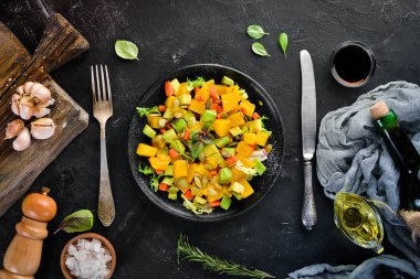 Kabak, avokado ve Kabak tohumları salatası. Siyah bir arka planda. Üst görünüm. Metniniz için boş alan.