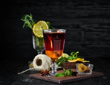 Kırmızı şarap, bal ve tarçın sıcak kokteyl. Ahşap bir arka planda. Üst görünüm. Ücretsiz kopya alanı.