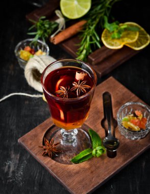 Kırmızı şarap, bal ve tarçın sıcak kokteyl. Ahşap bir arka planda. Üst görünüm. Ücretsiz kopya alanı.