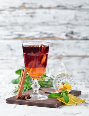 Kırmızı şarap, bal ve tarçın sıcak kokteyl. Ahşap bir arka planda. Üst görünüm. Ücretsiz kopya alanı.