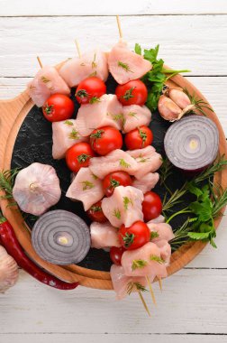 Kiraz domates ile çiğ tavuk şiş kebap. Barbekü. Siyah taş arka planda. Üst görünüm. Ücretsiz kopya alanı.