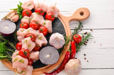 Kiraz domates ile çiğ tavuk şiş kebap. Barbekü. Siyah taş arka planda. Üst görünüm. Ücretsiz kopya alanı.