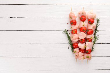 Kiraz domates ile çiğ tavuk şiş kebap. Barbekü. Siyah taş arka planda. Üst görünüm. Ücretsiz kopya alanı.