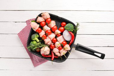 Kiraz domates ile çiğ tavuk şiş kebap. Barbekü. Siyah taş arka planda. Üst görünüm. Ücretsiz kopya alanı.