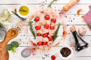 Kiraz domates ile çiğ tavuk şiş kebap. Barbekü. Siyah taş arka planda. Üst görünüm. Ücretsiz kopya alanı.