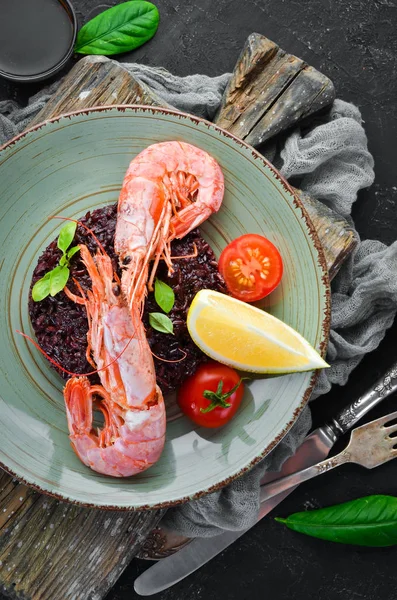 Beras Hitam Dengan Udang Dan Sayuran Latar Belakang Lama Pemandangan — Stok Foto