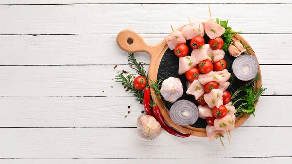 Kiraz domates ile çiğ tavuk şiş kebap. Barbekü. Siyah taş arka planda. Üst görünüm. Ücretsiz kopya alanı.