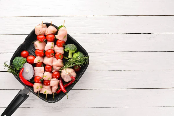 Kiraz domates ile çiğ tavuk şiş kebap. Barbekü. Siyah taş arka planda. Üst görünüm. Ücretsiz kopya alanı.
