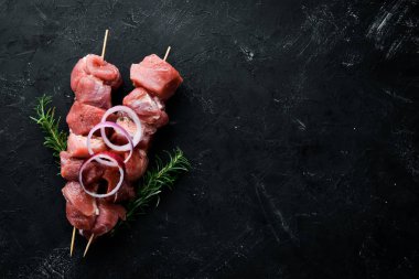 Çiğ şap kebabı. baharat ve otlar ile barbekü et. Beyaz ahşap bir arka planda. Üst görünüm. Ücretsiz kopya alanı.