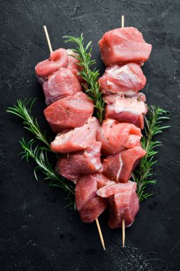 Çiğ şap kebabı. baharat ve otlar ile barbekü et. Beyaz ahşap bir arka planda. Üst görünüm. Ücretsiz kopya alanı.