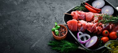 Çiğ şap kebabı. baharat ve otlar ile barbekü et. Beyaz ahşap bir arka planda. Üst görünüm. Ücretsiz kopya alanı.