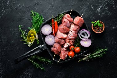 Çiğ şap kebabı. baharat ve otlar ile barbekü et. Beyaz ahşap bir arka planda. Üst görünüm. Ücretsiz kopya alanı.