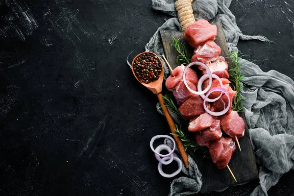 生的什什肉鱼 烤肉与香料和草药 在白色木制的背景 顶部视图 可用的复制空间 — 图库照片