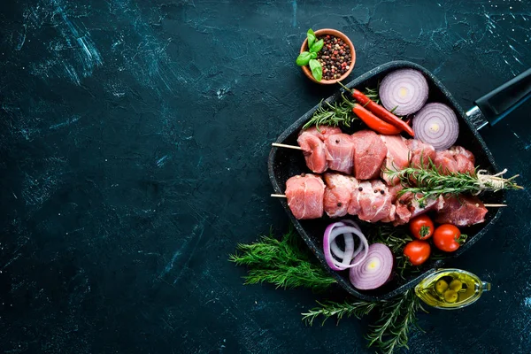 Rauwe Shish Kebab Barbecuevlees Met Kruiden Kruiden Een Witte Houten — Stockfoto
