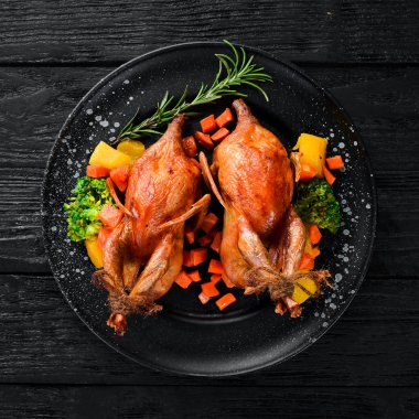 Pişmiş bıldırcın. Siyah bir arka planda. Üst görünüm. Metniniz için boş alan.