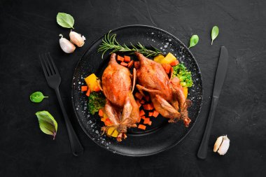 Pişmiş bıldırcın. Siyah bir arka planda. Üst görünüm. Metniniz için boş alan.