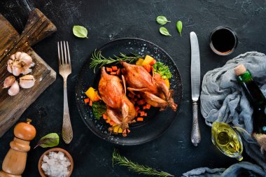 Pişmiş bıldırcın. Siyah bir arka planda. Üst görünüm. Metniniz için boş alan.