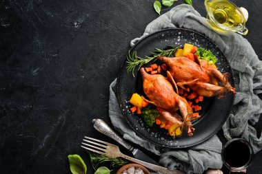 Pişmiş bıldırcın. Siyah bir arka planda. Üst görünüm. Metniniz için boş alan.