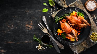 Pişmiş bıldırcın. Siyah bir arka planda. Üst görünüm. Metniniz için boş alan.