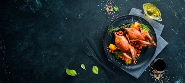 Pişmiş bıldırcın. Siyah bir arka planda. Üst görünüm. Metniniz için boş alan.