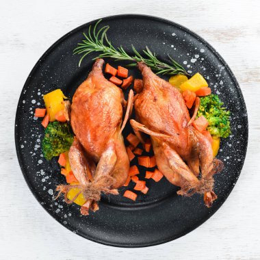 Pişmiş bıldırcın. Siyah bir arka planda. Üst görünüm. Metniniz için boş alan.