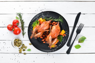 Pişmiş bıldırcın. Siyah bir arka planda. Üst görünüm. Metniniz için boş alan.