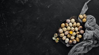 Siyah plakalı bıldırcın yumurtası. Eski arka planda. Üst görünüm. Ücretsiz kopya alanı.
