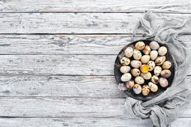 Siyah plakalı bıldırcın yumurtası. Eski arka planda. Üst görünüm. Ücretsiz kopya alanı.