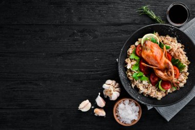 Yulaf ezmesi ve sebze ile pişmiş bıldırcın. Beyaz ahşap bir arka planda. Üst görünüm. Metniniz için boş alan.