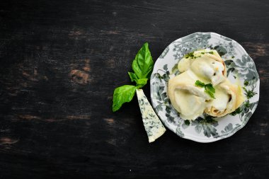 Mavi peynir, Brie peyniri ve parmesan peyniri olan gözleme. Ahşap bir arka planda. Üst görünüm. Metniniz için boş alan.