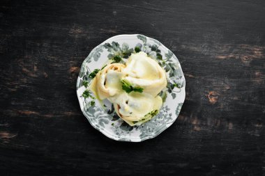 Mavi peynir, Brie peyniri ve parmesan peyniri olan gözleme. Ahşap bir arka planda. Üst görünüm. Metniniz için boş alan.