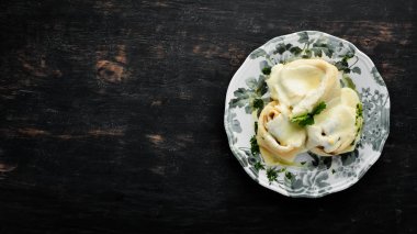 Mavi peynir, Brie peyniri ve parmesan peyniri olan gözleme. Ahşap bir arka planda. Üst görünüm. Metniniz için boş alan.
