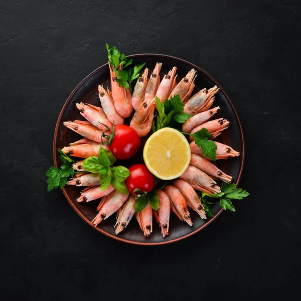 Camarones Con Limón Plato Sobre Fondo Negro Vista Superior Espacio — Foto de Stock