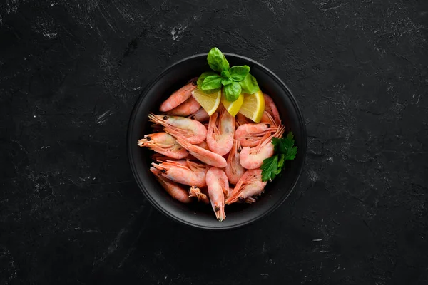 Camarones Con Limón Plato Sobre Fondo Negro Vista Superior Espacio — Foto de Stock