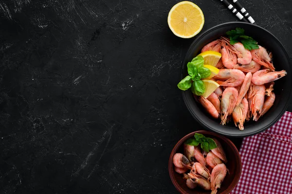 Camarones Con Limón Plato Sobre Fondo Negro Vista Superior Espacio — Foto de Stock