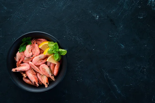 Camarones Con Limón Plato Sobre Fondo Negro Vista Superior Espacio — Foto de Stock