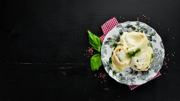 Panqueques Con Queso Azul Queso Brie Queso Parmesano Sobre Fondo — Foto de Stock