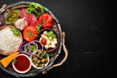 Ahşap bir kutuda pizza için malzemeler. Üst görünüm. Ahşap bir arka planda. Ücretsiz kopya alanı.