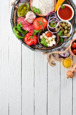 Ahşap bir kutuda pizza için malzemeler. Üst görünüm. Ahşap bir arka planda. Ücretsiz kopya alanı.