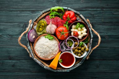 Ahşap bir kutuda pizza için malzemeler. Üst görünüm. Ahşap bir arka planda. Ücretsiz kopya alanı.