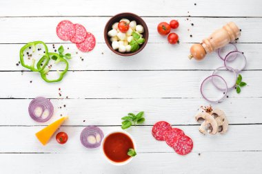 Gıda arka plan. Mantar, peynir, sosis, domates, sebze. Üst görünüm. Ahşap bir arka planda. Ücretsiz kopya alanı.