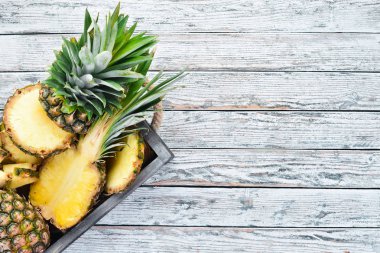 Ahşap bir kutuda ananas. Tropikal meyveler. Üst görünüm. Ücretsiz kopya alanı