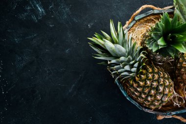 Ahşap bir kutuda ananas. Tropikal meyveler. Üst görünüm. Ücretsiz kopya alanı