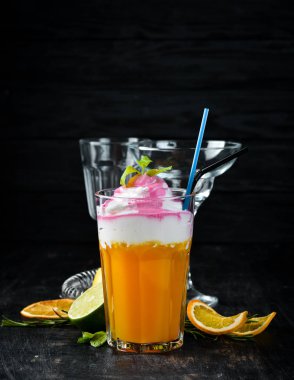 Kokteyl Peach Paradise. Şeftali suyu, krem, kiraz şurubu. Ahşap bir arka planda. Üst görünüm. Ücretsiz kopya alanı.