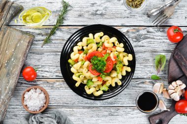 Sebzeli Makarna. Siyah bir arka planda. Üst görünüm. Metniniz için boş alan.