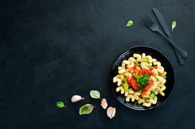 Sebzeli Makarna. Siyah bir arka planda. Üst görünüm. Metniniz için boş alan.